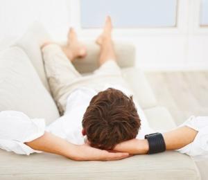 La postura en el sofá para cuidar tu salud