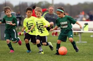 7 beneficios de jugar al fútbol para la salud de los niños