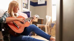 Cómo ayuda tocar la guitarra a la salud mental