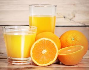 ¿Es bueno tomar zumo de naranja por la noche?