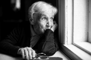 La soledad, un riesgo de salud para los mayores