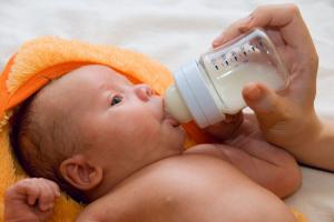 Tipos de leche de fórmula para bebés
