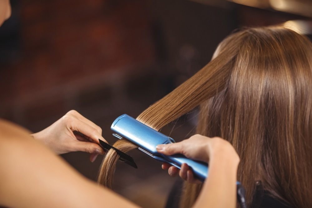 Viaje fondo Hueco 10 consejos para no dañar tu cabello si utilizas planchas de pelo.  Saludalia.com